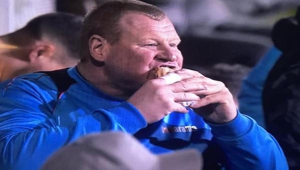 Sutton United kalecisi kulübede hamburger yedi