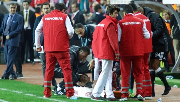 Adriano'nun sakatlığı ciddi mi? - Beşiktaş Haberleri