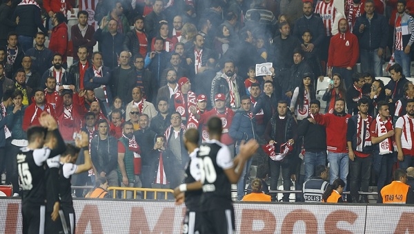 Antalyaspor - Beşiktaş maçı sonrası tribünler karıştı