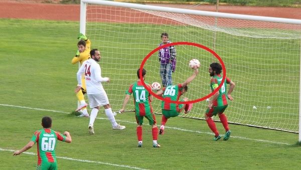 Bergama Belediyespor - Bayrampaşa maçında skandal hakem hatası - Spor Toto 3. Lig Haberleri