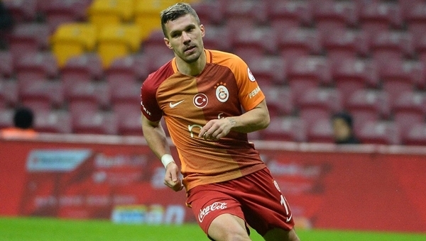 Galatasaray - Gençlerbirliği maçında Podolski'den rakibe dirsek!