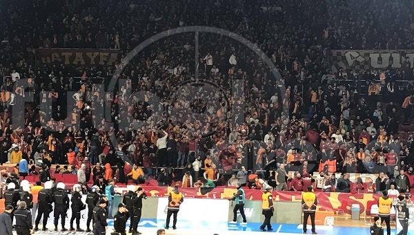 Galatasaray tribünlerinde olay çıktı! Derbi sonrası