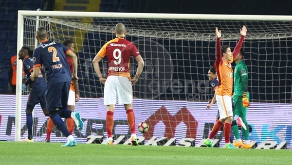 Adebayor'dan önce ligde Galatasaray'a 3 gol atan futbolcu