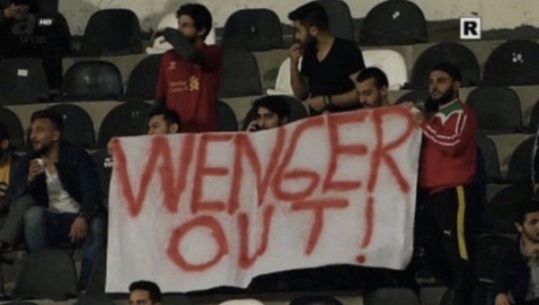 Akhisar'ın Wenger pankartı Avrupa'da gündem oldu