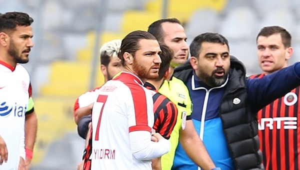 Gençlerbirliği - Antalyaspor maçında skandal hakem hatası! Yanlışlıkla kırmızı kart...