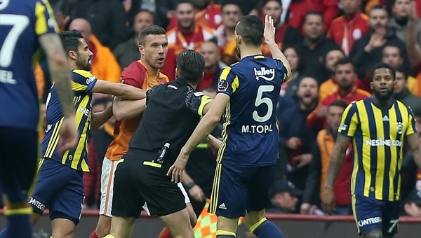 Mehmet Topal ve Podolski arasında gerginlik