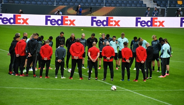 Ajax'tan Manchester için saygı duruşu