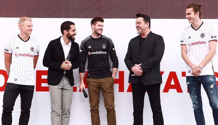 Beşiktaşlı futbolcular Vodafone Arena'da Beyaz'a konuk oldu