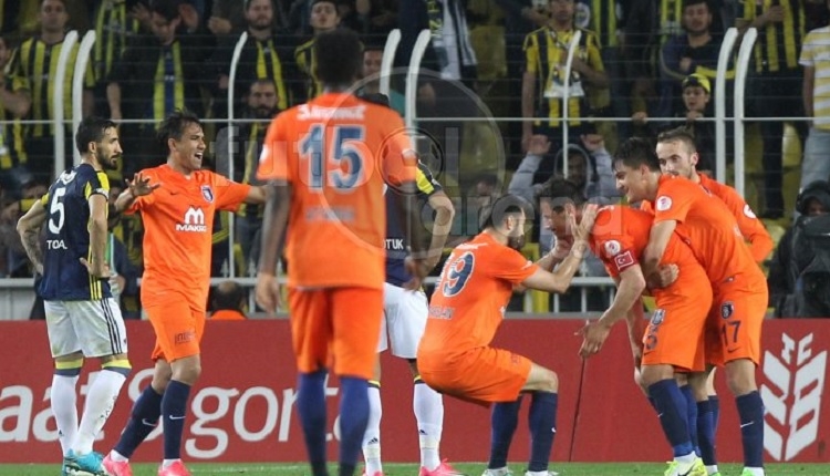 Emre Belözoğlu Fenerbahçe'ye attığı gol sonrası ağladı (İZLE)