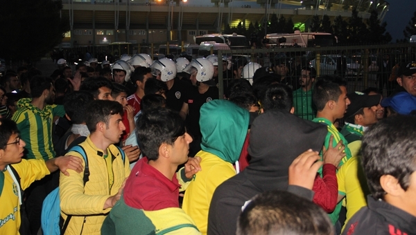 Şanlıurfaspor - Balıkesirspor maçı sonrası kavga (İZLE)