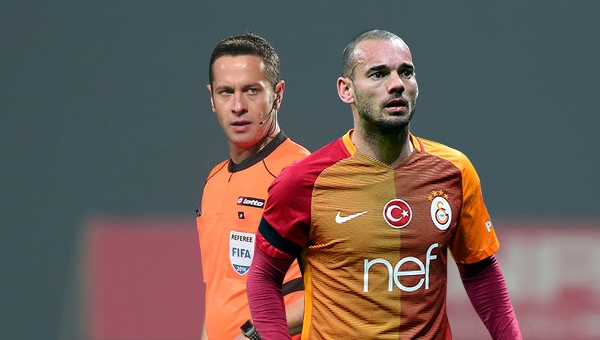 Sneijder'den Bursaspor maçında Halis Özkahya'ya sert tepki! Kırmızı...
