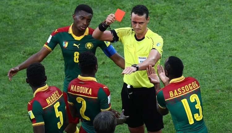 Almanya - Kamerun maçında video hakemden kırmızı kart