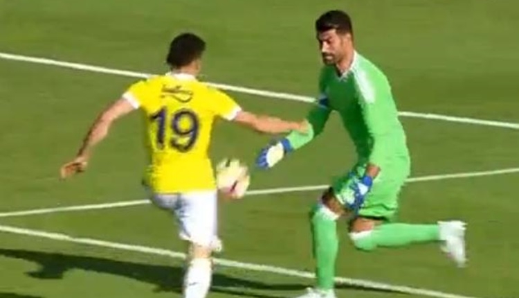 Fenerbahçe - Juventus Bükreş maçında Volkan Demirel ve Şener'den inanılmaz hatalar (İZLE)