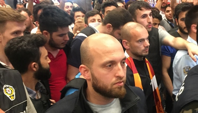 Galatasaraylı Sneijder İstanbul'da! Dursun Özbek istifa sesleri