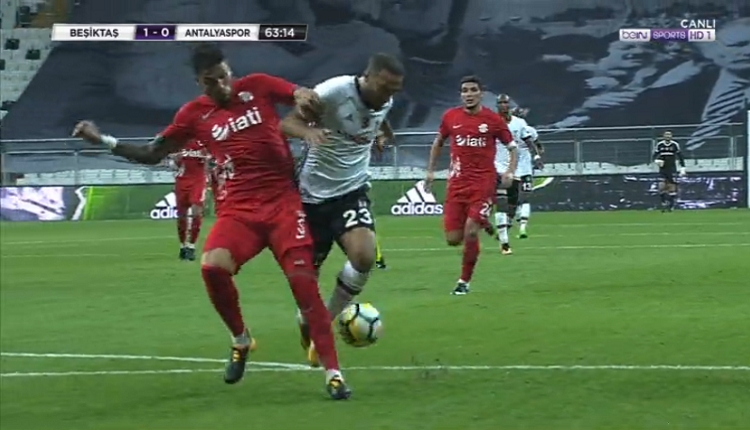 Beşiktaş - Antalyaspor maçında Cenk Tosun'un penaltısına büyük tepki