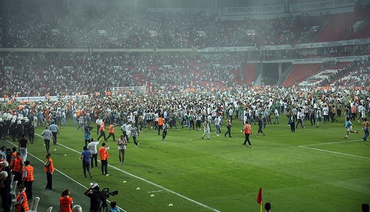 Beşiktaş - Atiker Konyaspor maçında sahaya bıçak atan kişi serbest kaldı