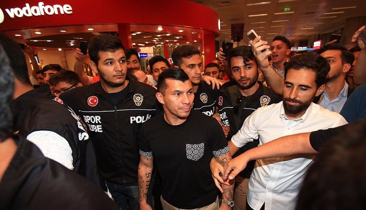 Beşiktaş'ın yeni Gary Medel havaalanında izdiham yarattı