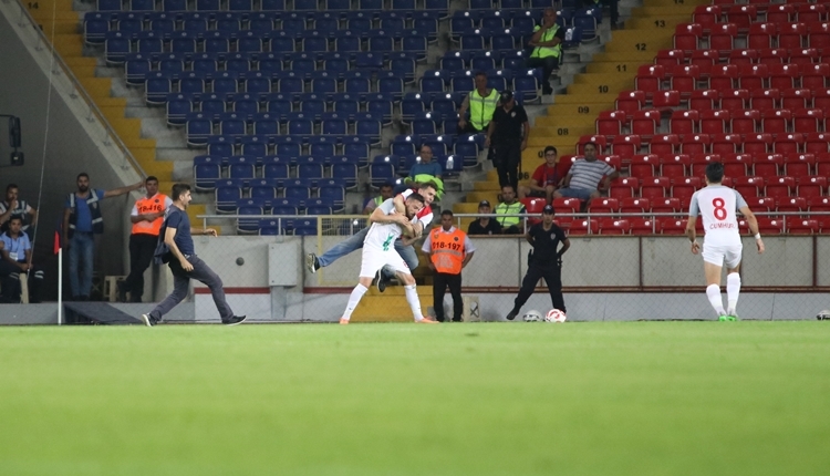 Mersin İdmanyurdu taraftarı maçta Deniz Naki'ye saldırdı