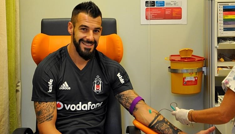 Beşiktaş'tan Negredo ve Adriano için sakatlık açıklaması