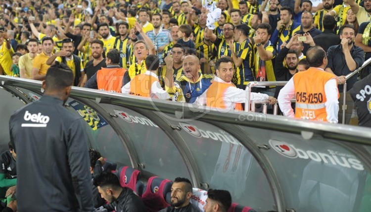 Fenerbahçe taraftarından Caner ve Lens'e tepki