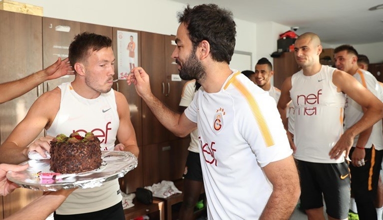 Galatasaray'da Linnes için doğum günü kutlaması