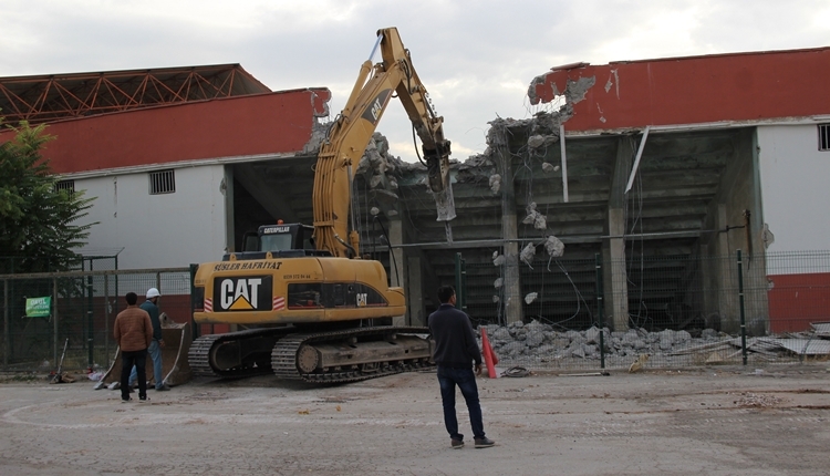 Elazığ Atatürk Stadyumu yıkılıyor