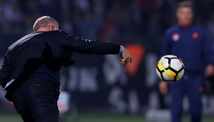 Gençlerbirliği'nde Mesut Bakkal Beşiktaş maçında çıldırdı, oyuncusuna top fırlattı