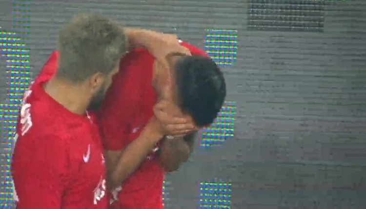 Emre Güral Alanyaspor'a attığı gol sonrası gözyaşlarını tutamadı