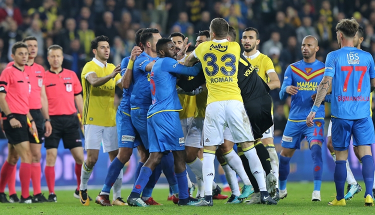 Fenerbahçe - Göztepe maç sonu kavga! Aykut Kocaman, Volkan Demirel'i zor tuttu