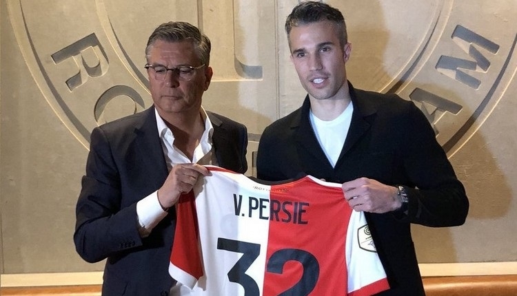 Fenerbahçe'den ayrılan Van Persie, Feyenoord'a imzayı attı