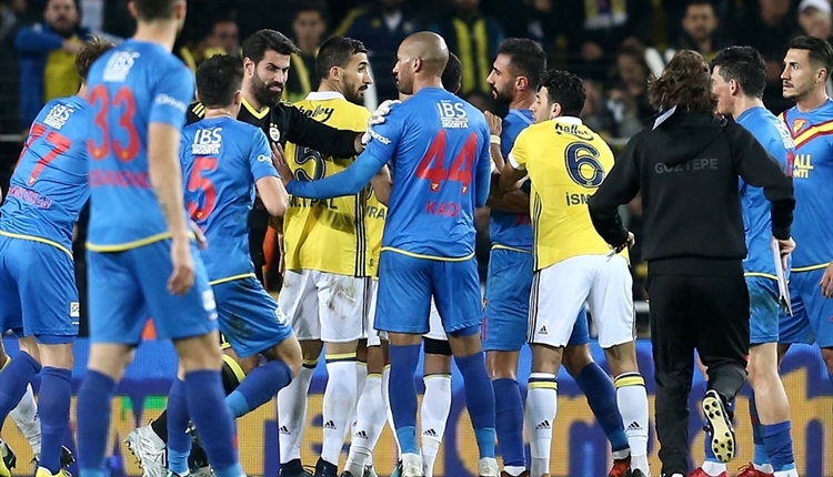 Selçuk Şahin, Skrtel ile kavgasını anlattı! 'Fenerbahçe formalı biriyle...'