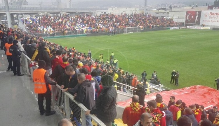 Göztepe - Osmanlıspor maçı sonrası saha karıştı