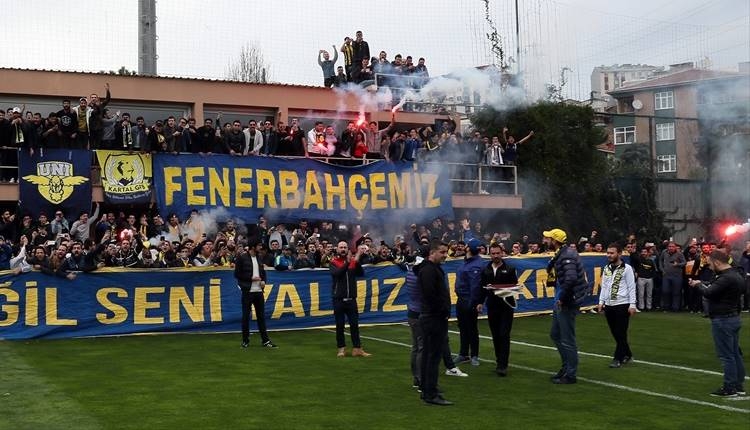 Fenerbahçeli taraftarlardan takıma destek! Tatlı ikramı...