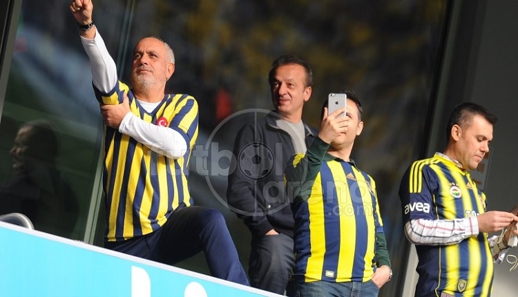 Fenerbahçeli yöneticiden Galatasaray tribünlerine olay el hareketi