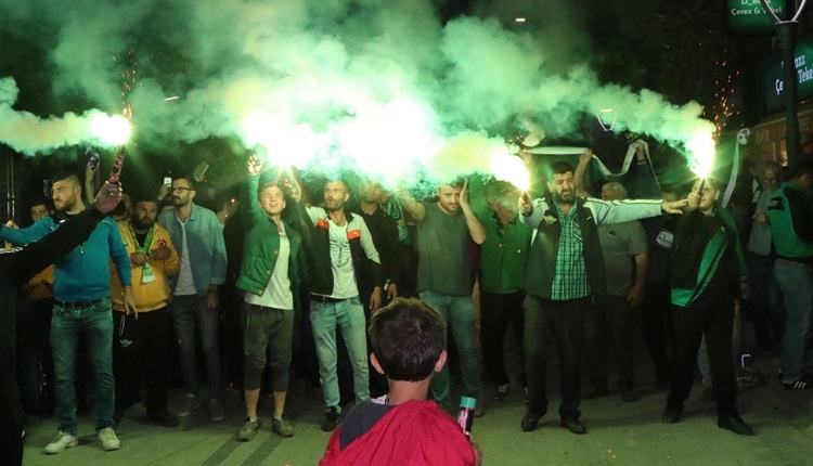 Akhisar sokağa döküldü! Galatasaray ve final sevinci