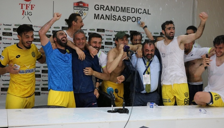 Ankaragücü futbolcularından basın toplantısında İsmail Kartal'a sulu kutlama