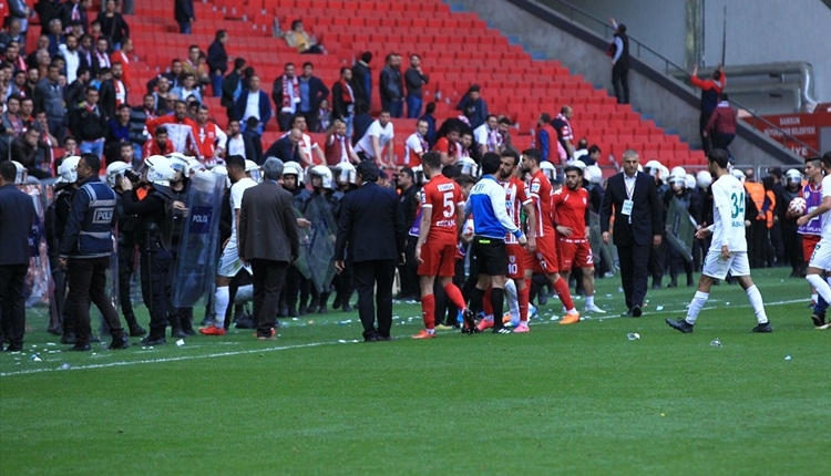 Samsunsporlu futbolculardan hakeme tepki! 