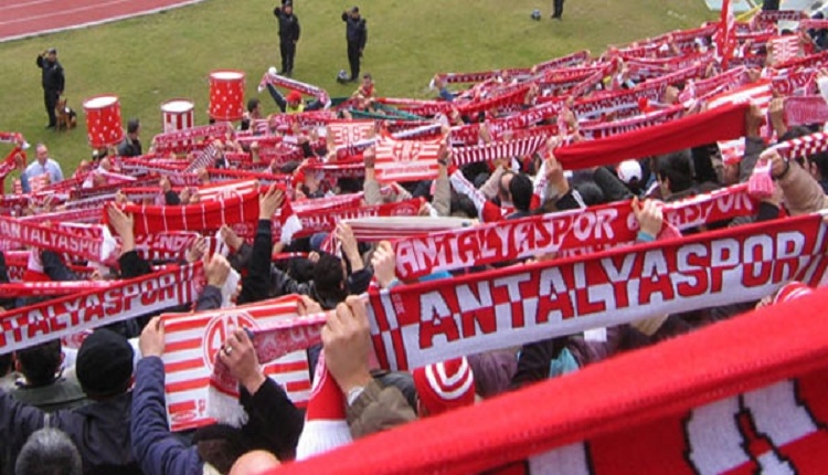 Antalyaspor taraftarlarından Başakşehir maçında yönetime İzmir Marşı tepkisi