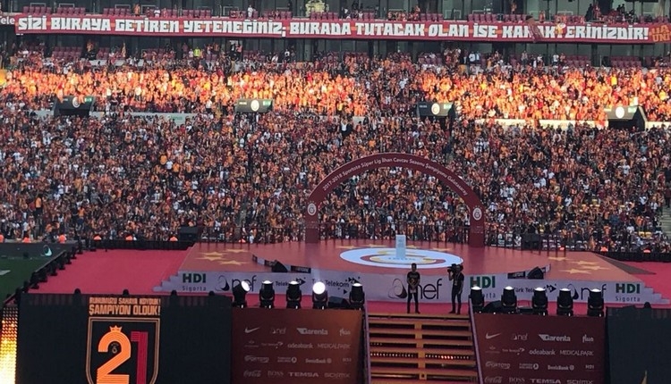 Galatasaraylı taraftarlardan Aziz Yıldırım'a gönderme