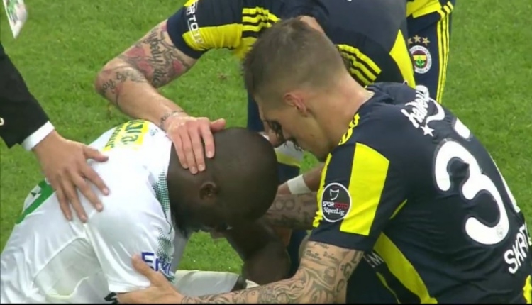 Moussa Sow'u Fenerbahçeliler teselli etti (Sow'un Fenerbahçe maçında kendi kalesine attığı gol)