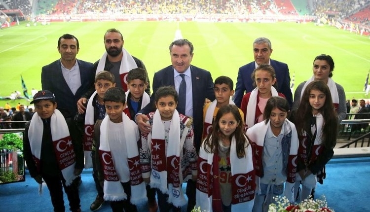 Osman Aşkın Bak, Beytüşşebap'taki çocukları unutmadı