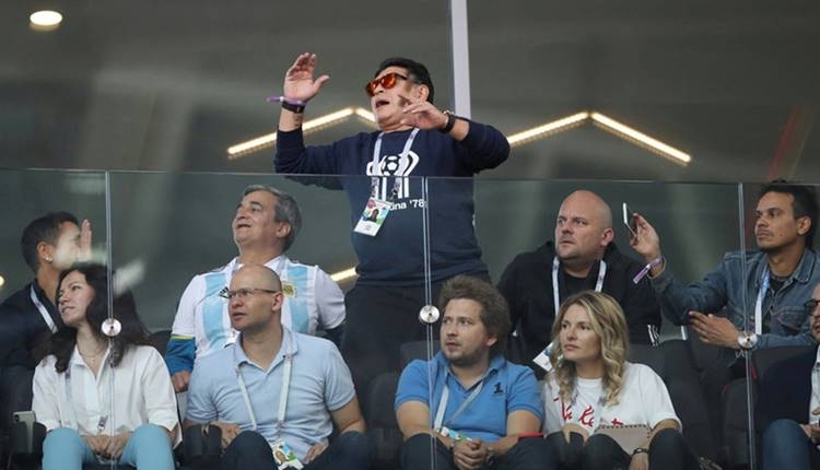 Maradona tribünde puro içtiği için özür diledi