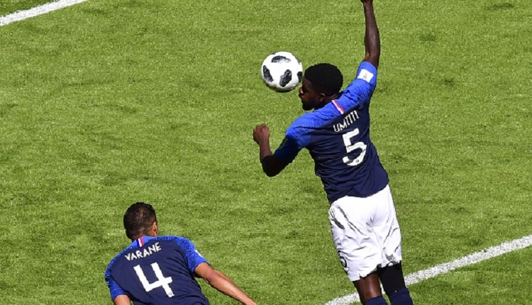 Umtiti kendisiyle bakın nasıl dalga geçti! (Fransa - Avustralya maçı penaltı)