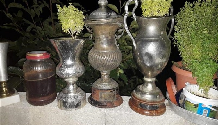 Denizlispor'un çöpe attığı kupalar saksı olarak kullanıldı