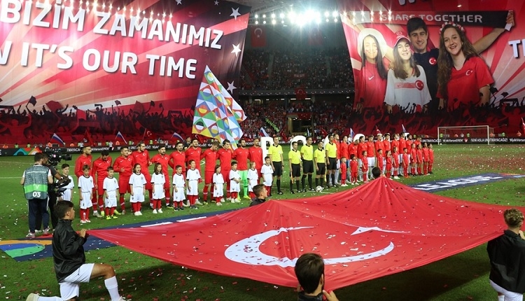 Türkiye - Rusya maçında Trabzon'da Fenerbahçe'ye gönderme