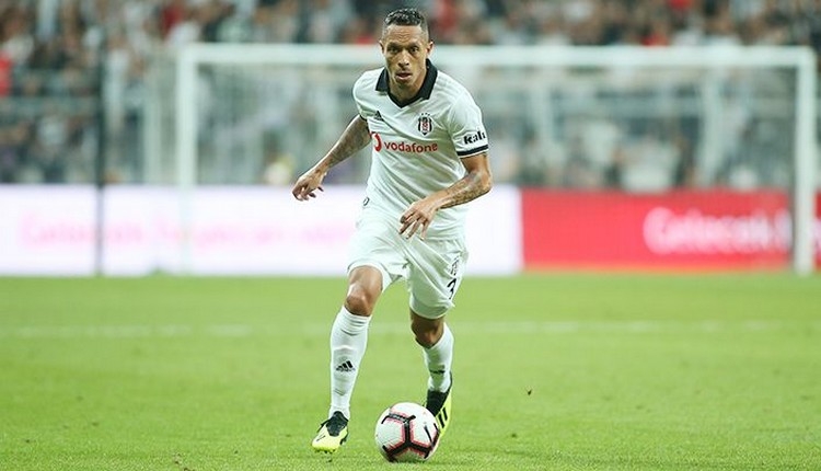 Beşiktaş'tan Adriano için sakatlık açıklaması