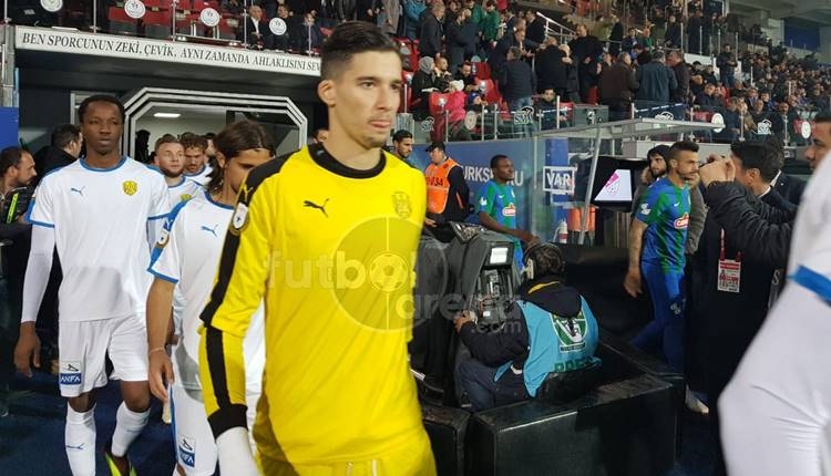 Rizespor - Ankaragücü maçında tartışmalı penaltı! Genç kaleci Altay Bayındır yıldızlaştı