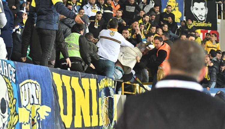 Son dakika! Fenerbahçe tribünlerinde bıçaklı kavga
