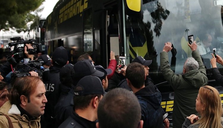 Fenerbahçe'nin Antalya kampında marş krizi! Hikmet Karaman sinirlendi