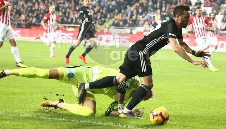 Antalyaspor Beşiktaş maçında tekrar edilen penaltı ve VAR kararı